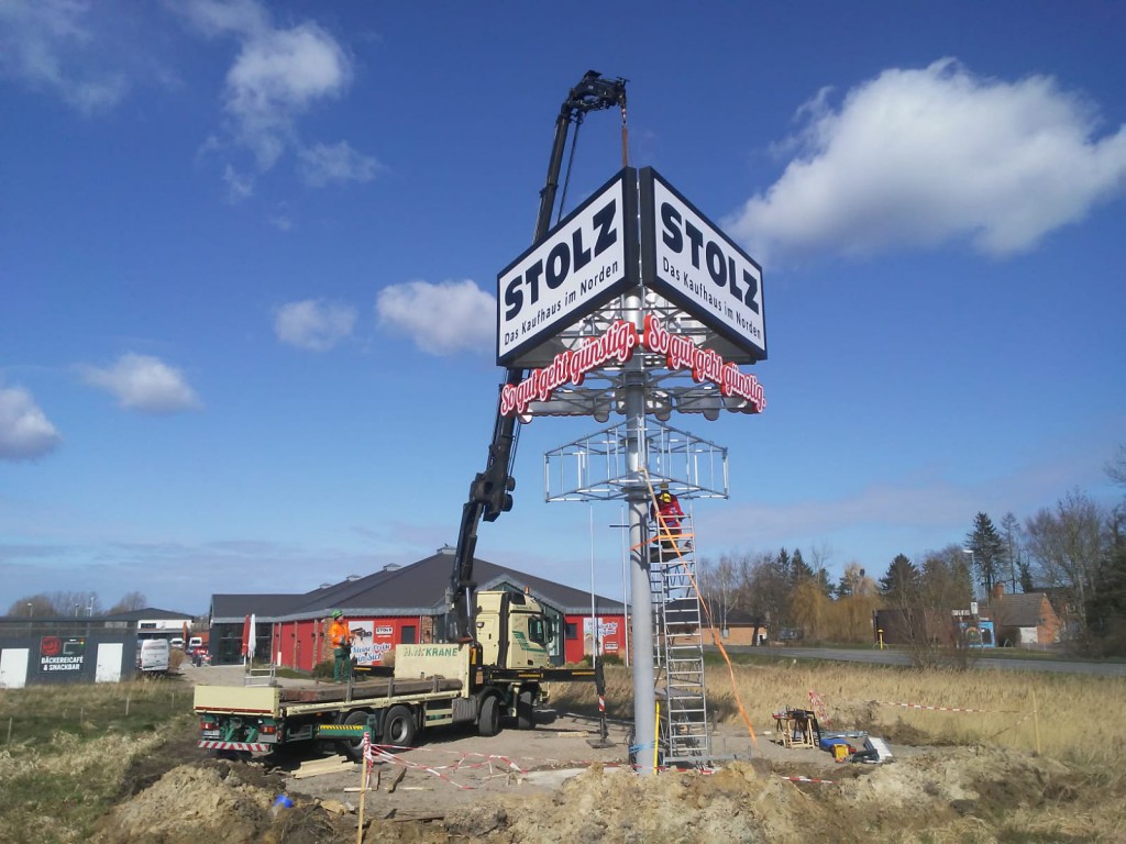 Werbeturm-Werbemast-mit-LED-Bildschirm-Video-Anlage-Montage-Stolz.jpg