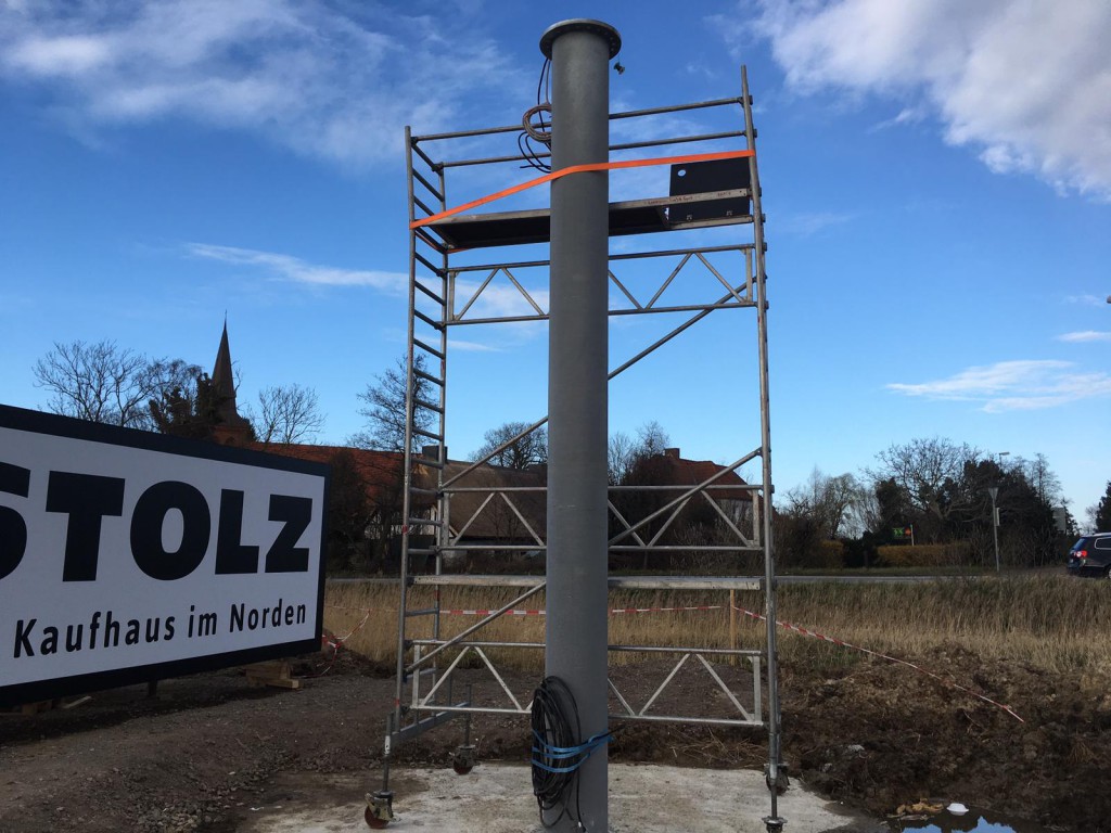 Werbeturm-Werbemast-mit-LED-Bildschirm-Video-Anlage-Montage-Stolz3